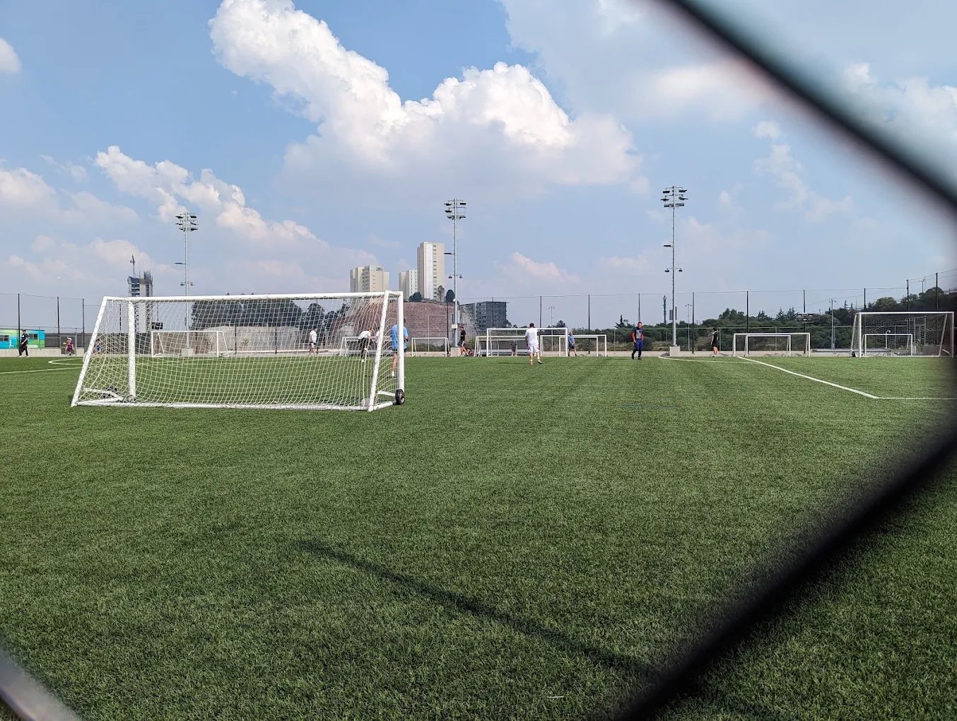 Cancha de pasto sintético con porterías e iluminación
