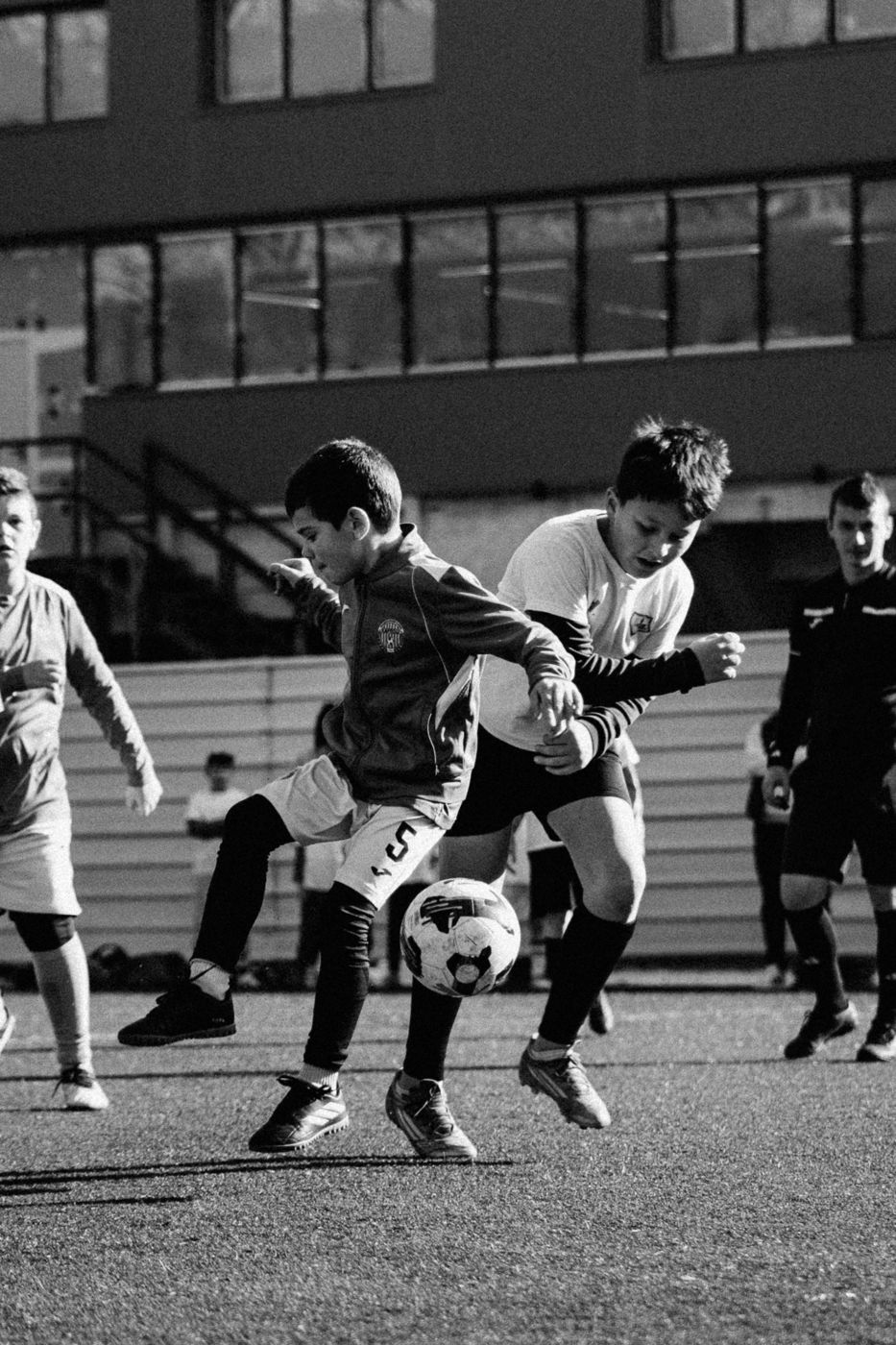 Dos niños disputando el balón durante un partido